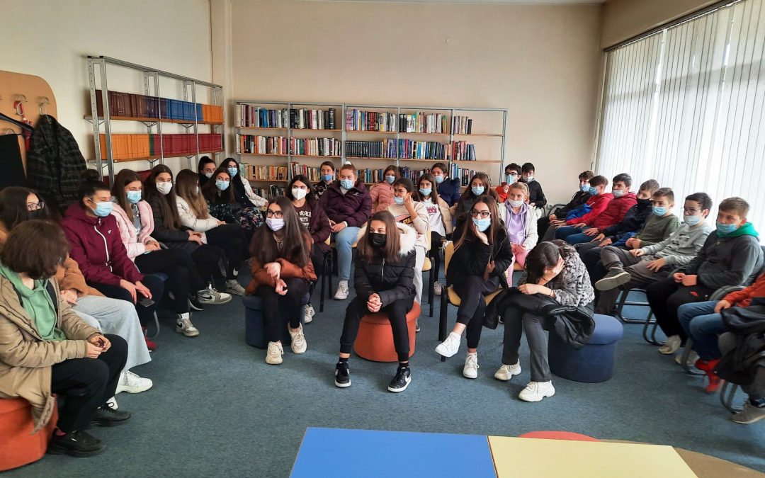 Во посета на библиотеката „Феткин“ беа учениците од VIIа и  IXа одделение од ООУ „Страшо Пинџур“ од Кавадарци