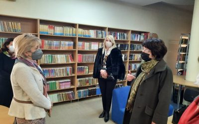 Министерката за култура Ирена Стефовска во посета на Библиотека Феткин